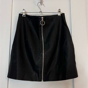 Black Leather Mini Skirt w/ Zip Front - Size Small